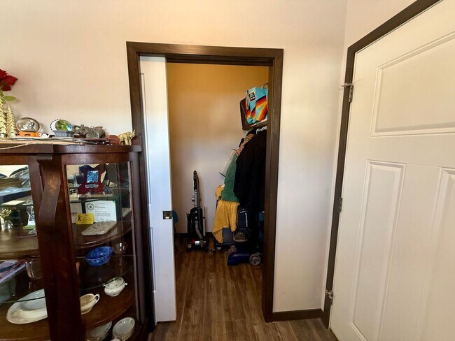 Building Photo - 516-518 W Thomas St