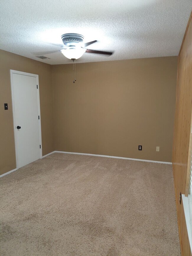 Building Photo - 4/2 Private Backyard + Huge SHOP