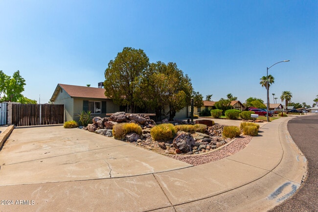 Building Photo - 3827 W Meadow Dr