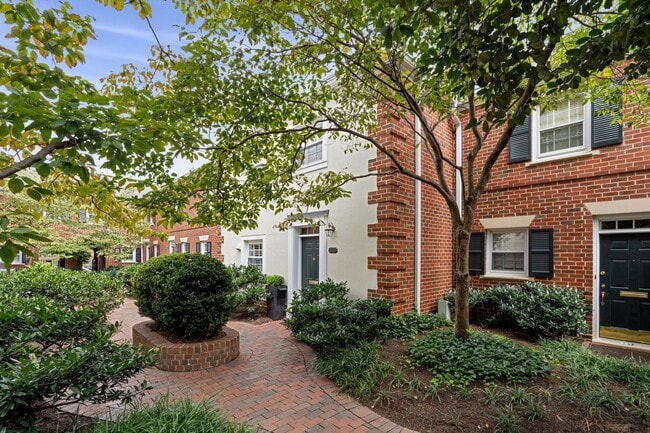 Building Photo - Available Now! Updated //3 Bedroom 2.5 Bat...