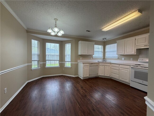 Building Photo - 2616 Meadow Lake St