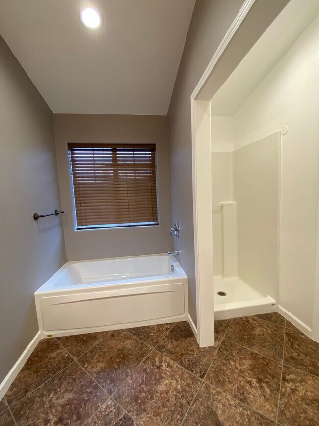 Building Photo - Spacious 3 BR 2 BA 2 Car garage on acreage