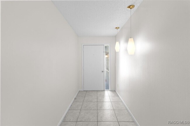 Building Photo - 83 Golfview Dr