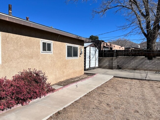Building Photo - Nice Nob Hill Location with 3 Bedrooms