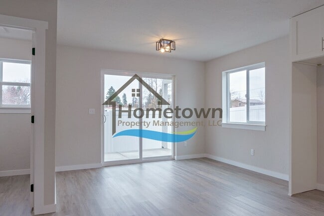 Building Photo - 3 Bedroom Home with 1.5 Bathrooms and an A...