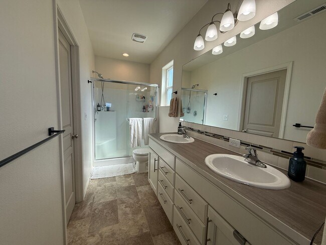 Building Photo - CHECK OUT THIS BEAUTIFUL HOME IN MAPLE MEADOWS!!