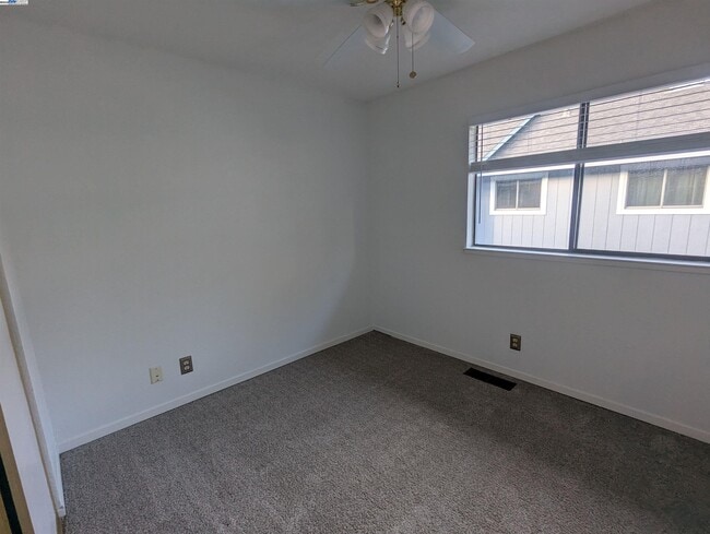 Building Photo - 744 Palomino Dr