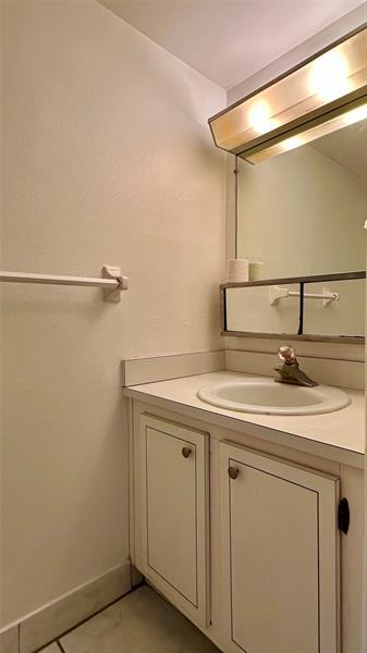 Building Photo - 670 Tennis Club Dr