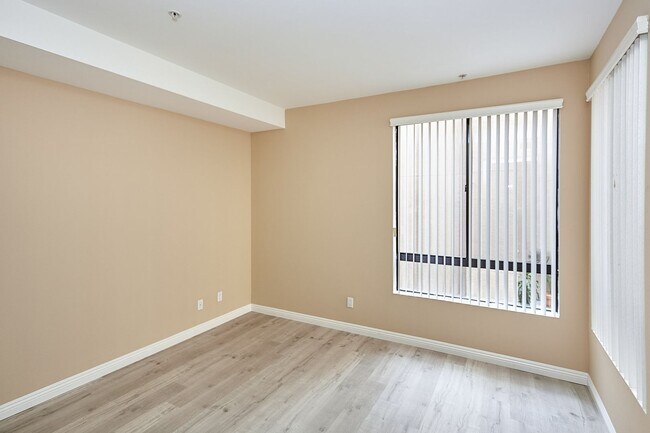 Building Photo - Spacious 2 Bed 2 Bath Condominium In K-Town