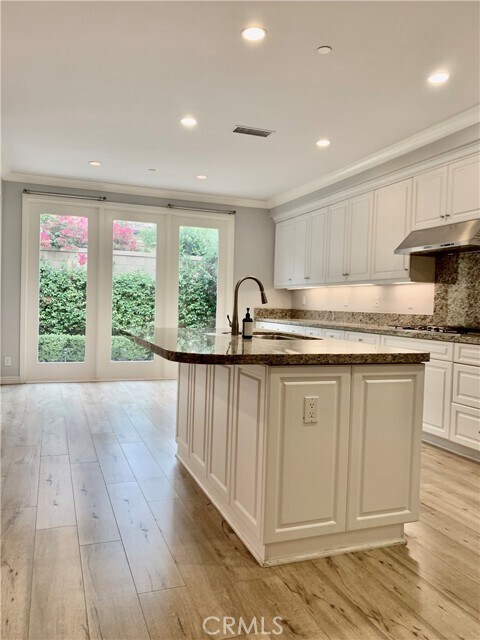 Building Photo - 81 Cipresso