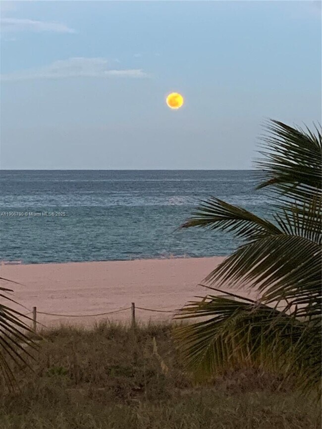 Building Photo - 6039 Collins Ave