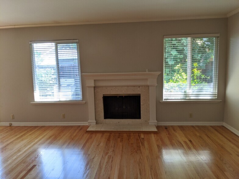 Building Photo - 2226 Riordan Dr
