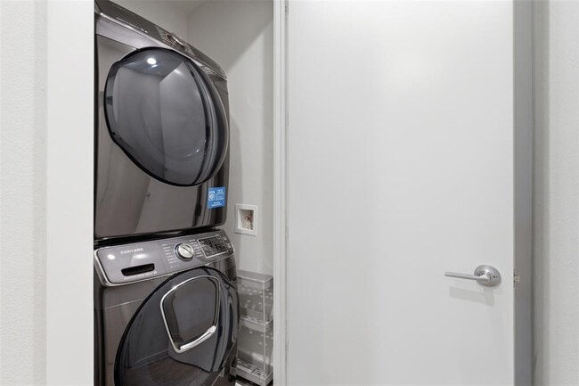 Building Photo - 801 N Bluff Dr