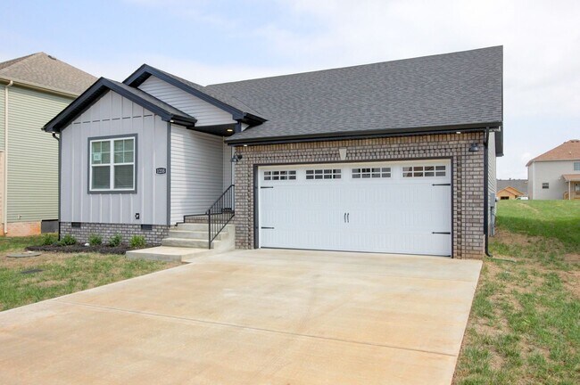 Building Photo - Stunning Like-New Home with Open Floor Pla...