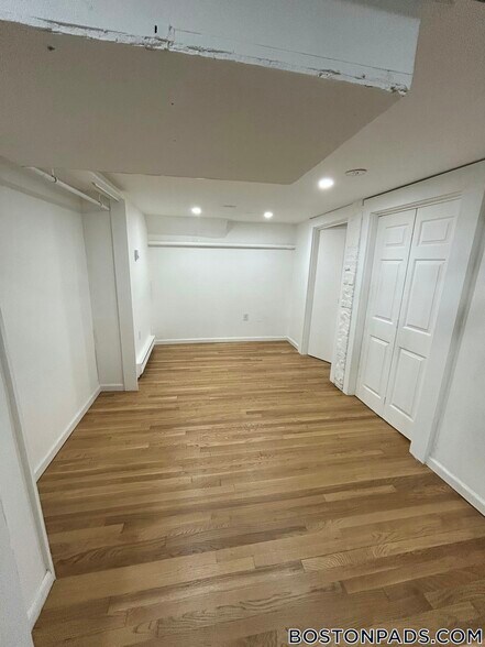 Building Photo - 686 Parker St