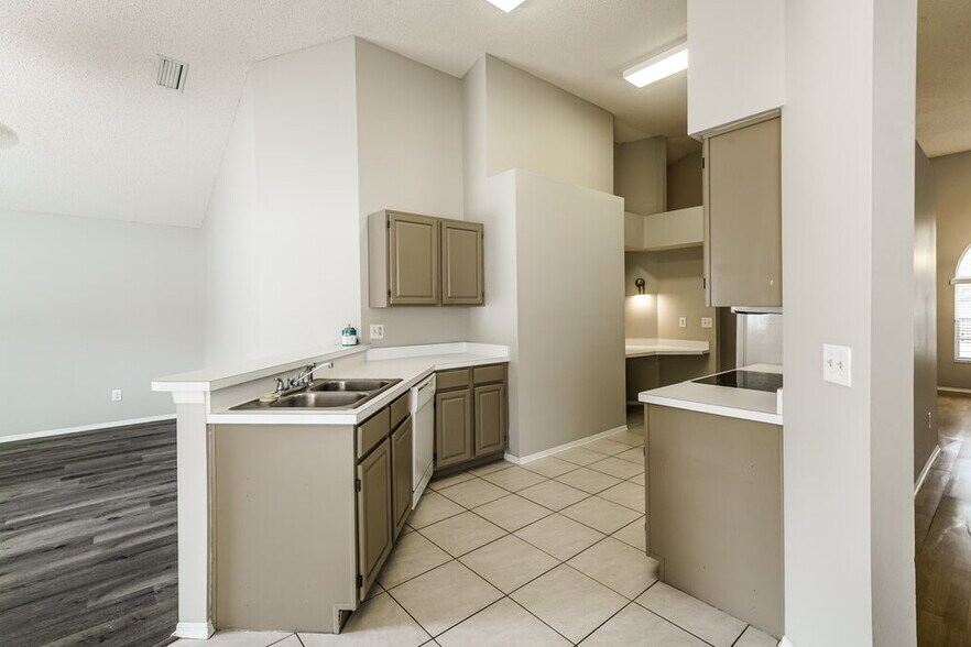Building Photo - 9312 Exposition Dr