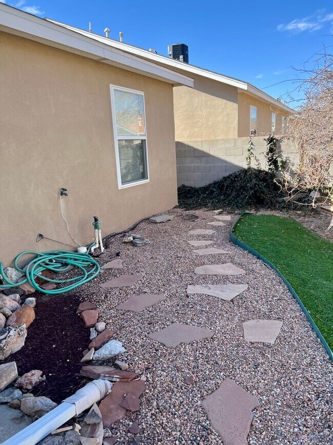 Building Photo - 5753 Pinon Altos Rd NW