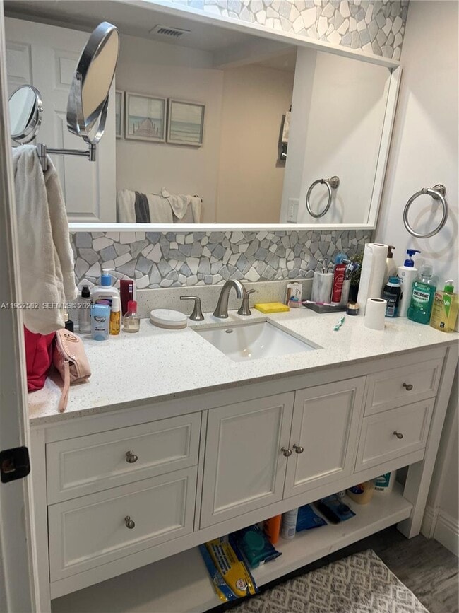 Building Photo - 3675 N Country Club Dr