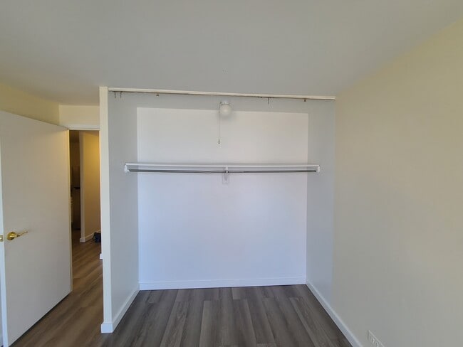 Building Photo - 4343 N Clarendon Ave