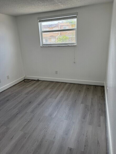 Building Photo - 606 W 81st St
