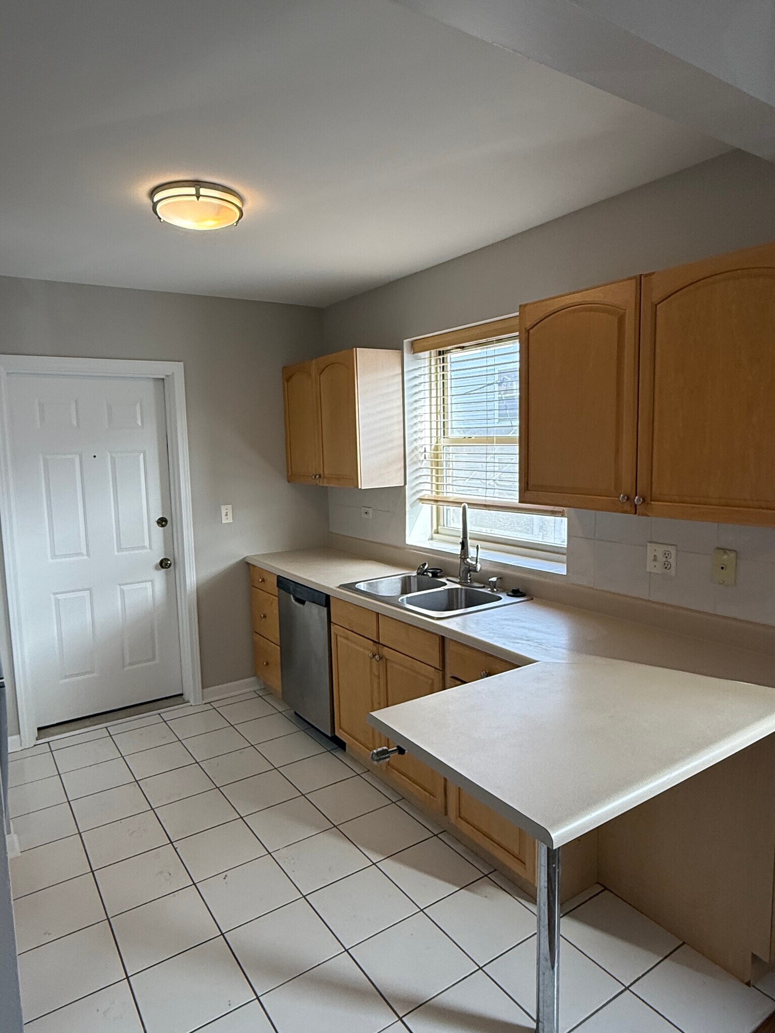 Kitchen - 4911 N Wolcott Ave