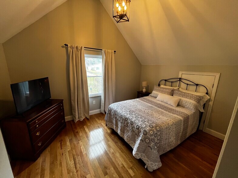 Building Photo - 1838 Oakridge Dr