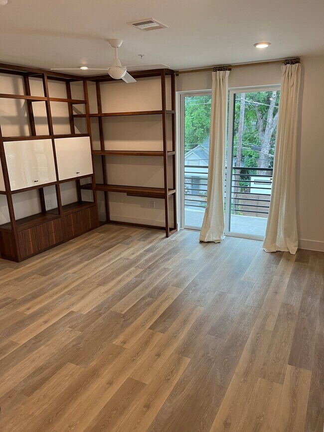 Building Photo - 2709 E 5th St