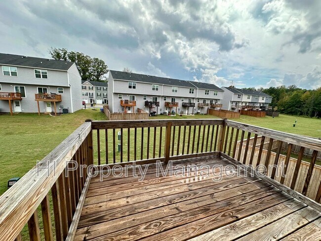 Building Photo - 11 High Pne Trl