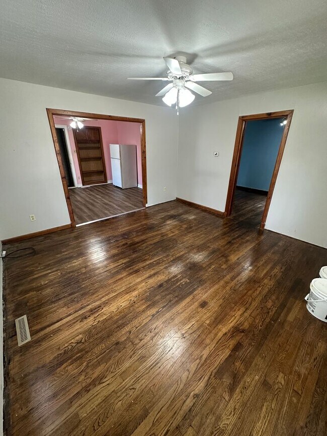 Building Photo - 2 bed/1 bath