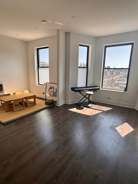 Building Photo - 948 W Addison St