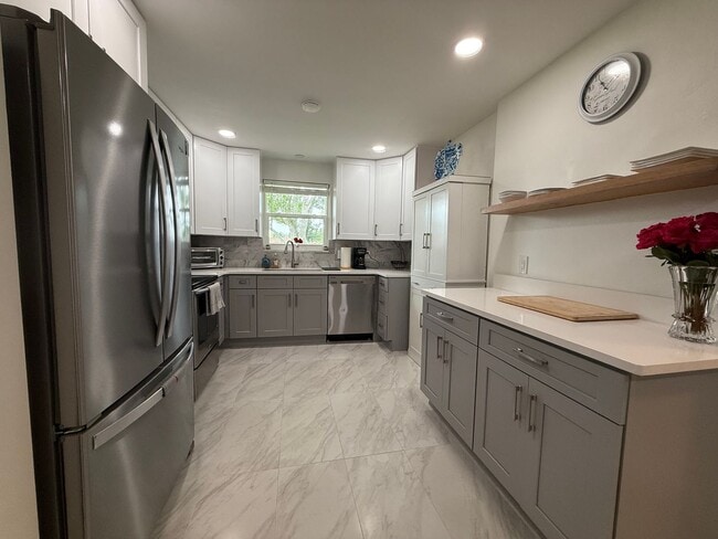 Building Photo - Updated 2 Bedroom 2 Bathroom House