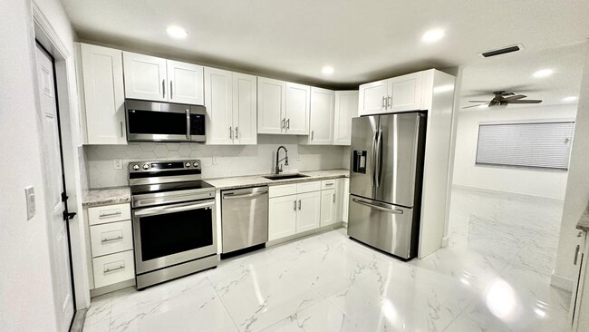 Building Photo - 8867 Sunset Dr