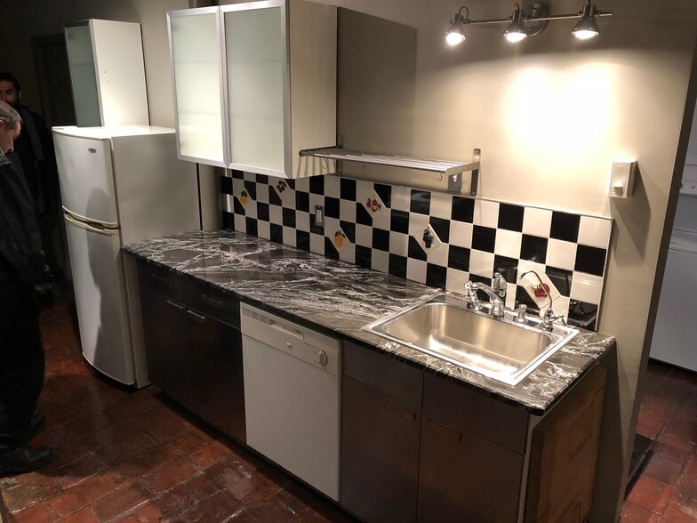 Kitchen counter w/dsh wshr - 277 Bluff St