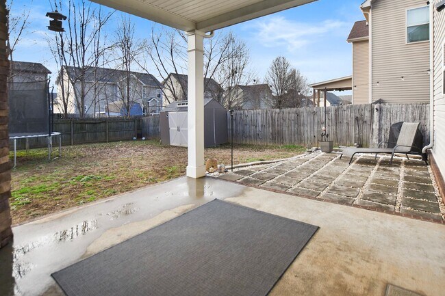 Building Photo - Pet Friendly Three Bedroom with Bonus!