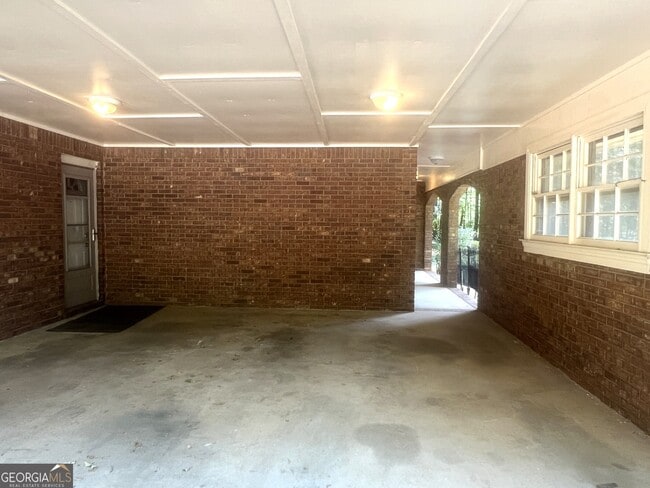 Building Photo - 551 Racetrack Rd