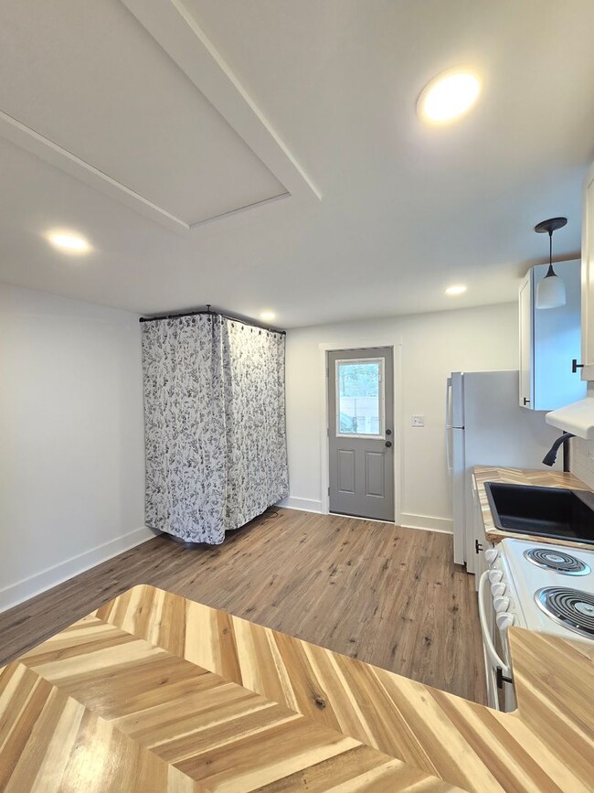 Building Photo - DOWNTOWN WILMINGTON - RENOVATED! Castle St...