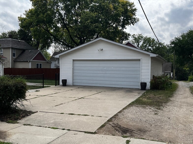 Two-car garage with heated studio - 1403 Clay St