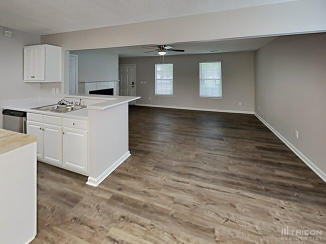 Building Photo - 220 E Lake Trail