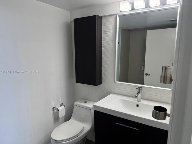 Building Photo - 701 Brickell Key Blvd