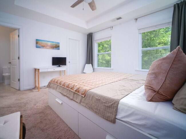 Building Photo - "Exquisite  2-Bed Townhouse with 2.5 Baths in Prime Charlotte Location – 1,531 Sq Ft of Comfort!"