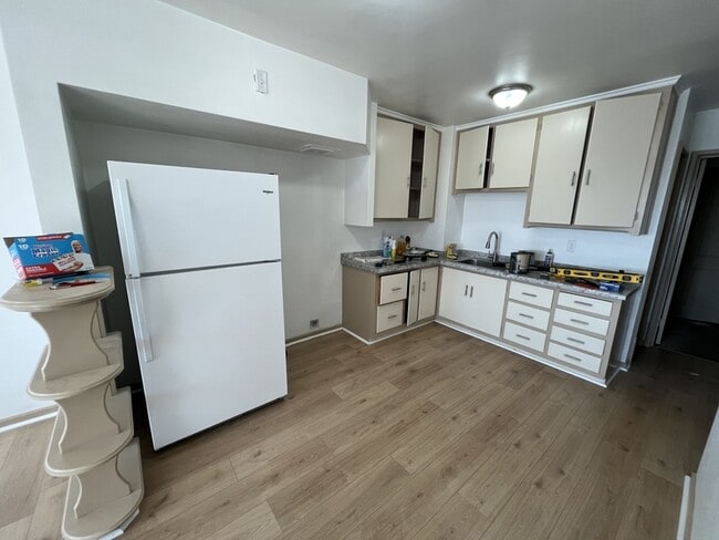 Building Photo - 412-412 N Lake St