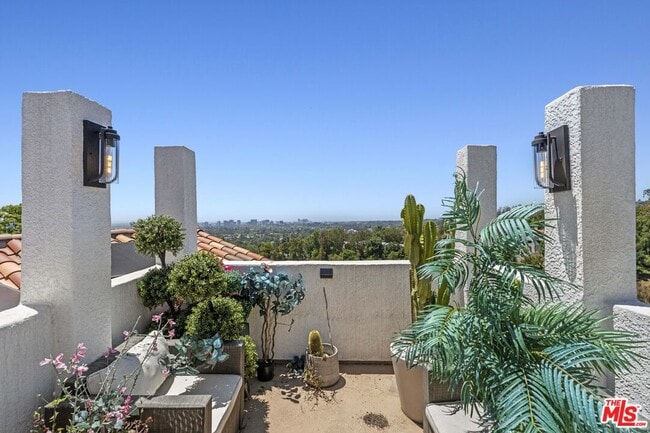 Building Photo - 1381 Summitridge Dr