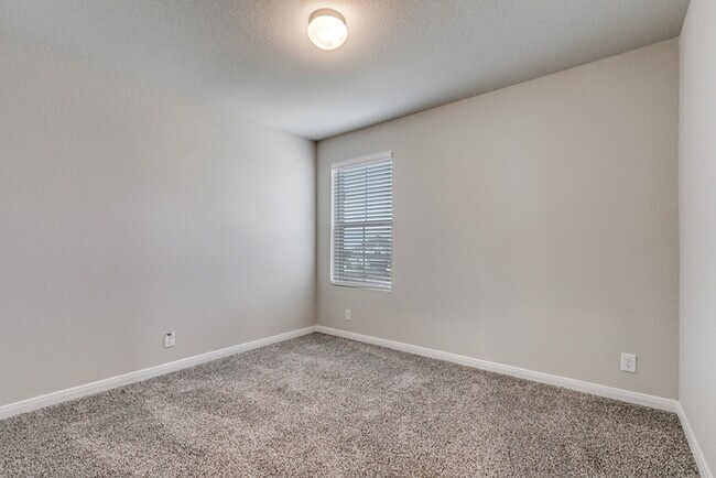 Building Photo - Beautiful and Spacious 4 Bedroom