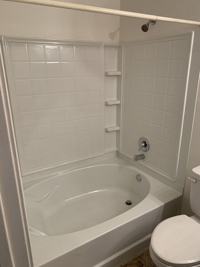 Building Photo - Beautiful one bedroom first floor condo!