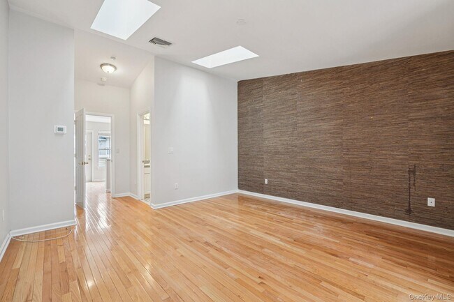 Building Photo - 10 Bridge Ln