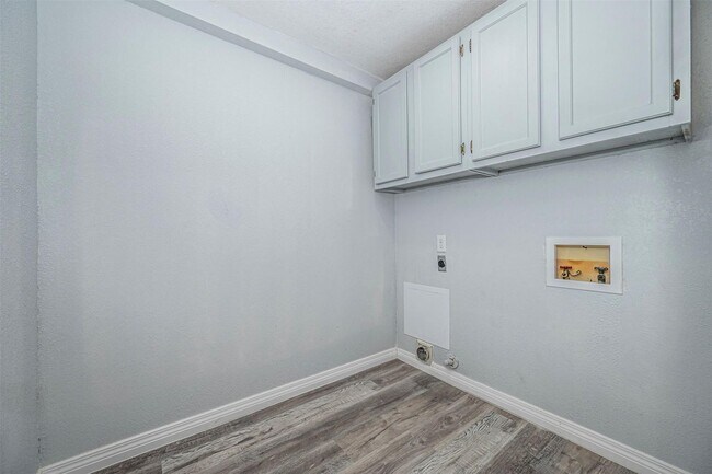 Building Photo - Beautifully updated 4 bed / 2 bath home