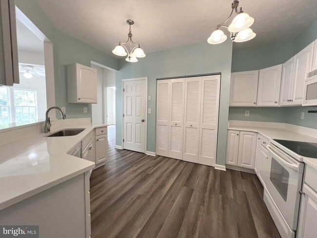 Building Photo - Beautiful 2 bedroom 2 baths condo in the gated community of Chestnut Point.
