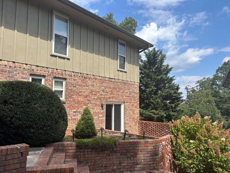Building Photo - 918 Shingle Rd