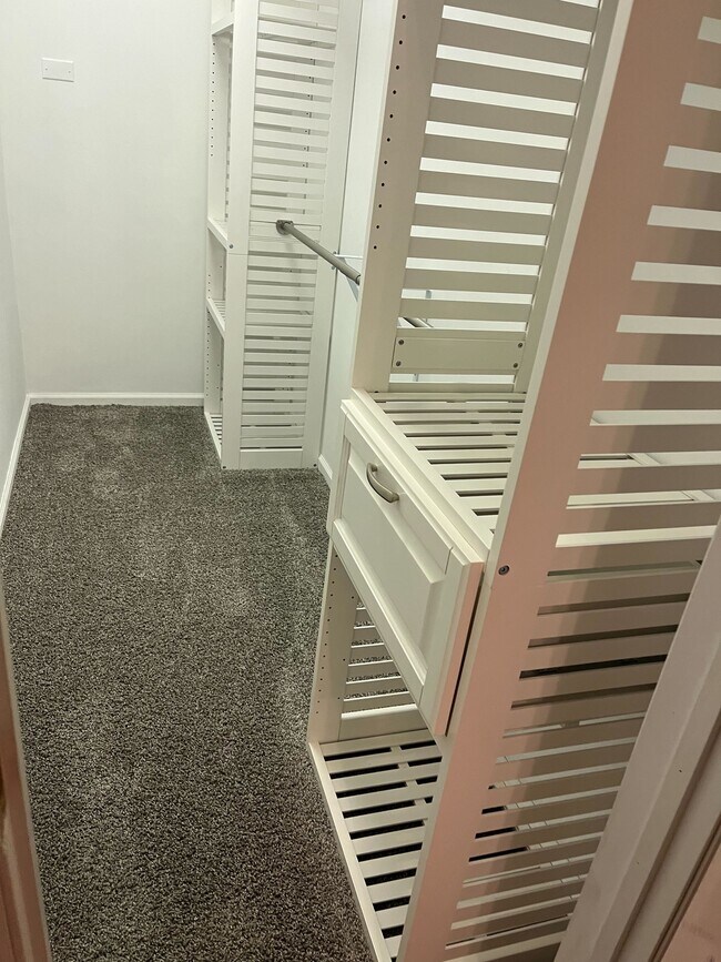 Building Photo - 15 Pointe Cir S