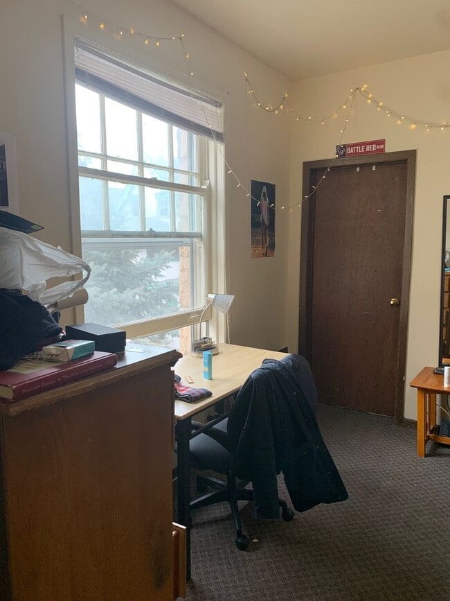Interior Photo - 614-616